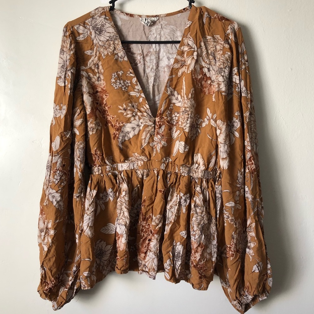 Jaase Beautiful Floral Top w/ Flowy Sleeves - Picture 3 of 8